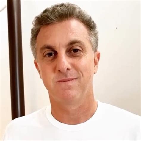 Since 2000 he has hosted the tv show caldeirão do huck (lit. Luciano Huck empresta redes sociais a anônimos - Patrícia ...