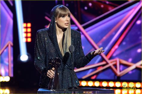 Photo Taylor Swift Iheartradio Music Awards Speech 05 Photo 4914417