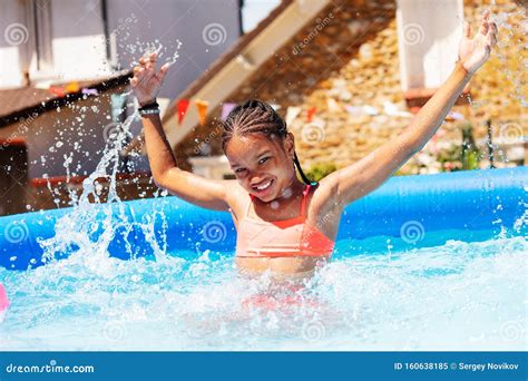 Χαρούμενο πορτρέτο μαύρων κοριτσιών σε πισίνα κολύμβησης Στοκ Εικόνα εικόνα από lifestyle