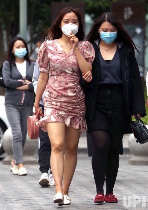 Photo Chinese Wear Protective Face Masks While Walking Through