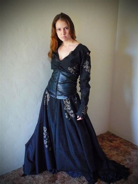 If you are looking for a harry potter costume but also want a less obvious character why not make your own bellatrix lestrange costume. Pin auf Halloween