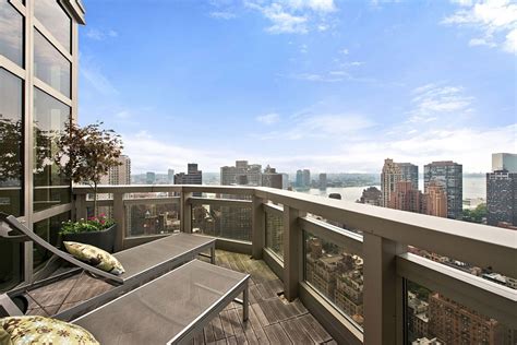 Spectacular Views And Urbane Style Shape Gorgeous New York City Apartment