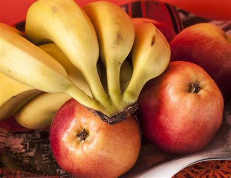 Banana Vs Apple Their Nutrients And Which Is More Healthy For The Body