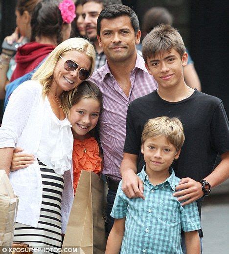 Picture Perfect Kelly Ripa And Mark Consuelos Pose With Their Children