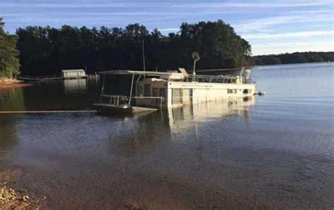 Sinking Houseboats Removal From Lake Lanier Has Become Struggle