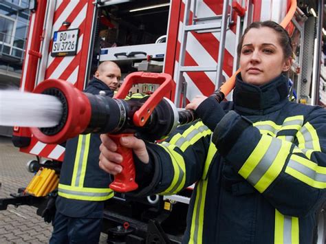 Warum Auch Frauen Bei Der Feuerwehr Gefragt Sind Karriere