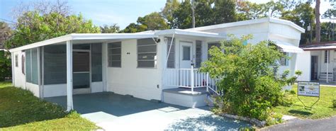 Large open plan sitting room with separate kitchen area. LOW LOT RENT 3 BEDROOM MOBILE HOME | Sunset MHS