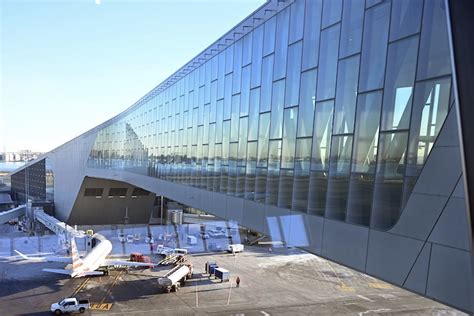 Laguardia Becomes Worlds First Airport With Dual Airbridges Airport