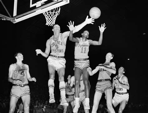 Earl Lloyd Nbas First Black Player Dies At 86 The New York Times