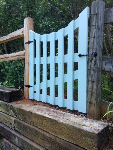 Garden gate made from pallets. Hometalk | Garden Gate Via Pallet Boards.