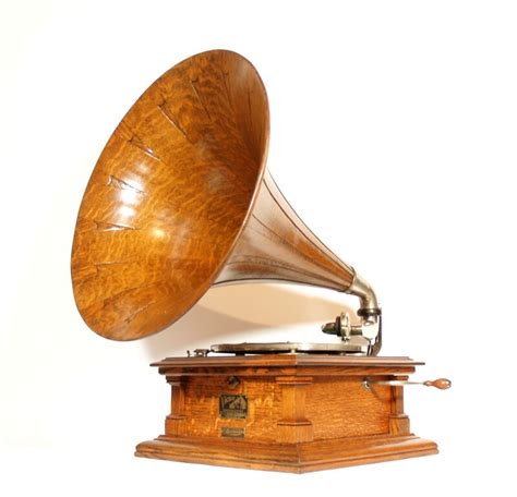1909 Victor V Phonograph With Matching Victor Spear Tip Horn