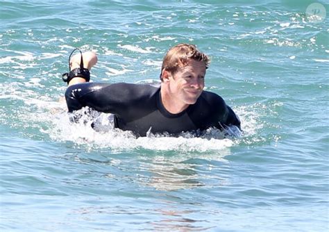 Vidéo Exclusif Simon Baker fait du surf avec ses fils Harry et