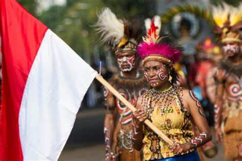 Pakaian Adat Papua Gambar Nama Dan Penjelasannya Adat Tradisional Images And Photos Finder