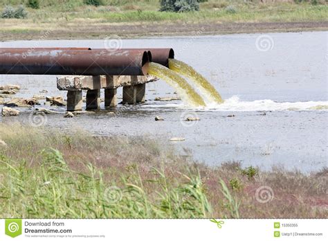 Niederschlagswasser wird in manchen zusammenhängen nicht zum abwasser gezählt. Abwasser Lizenzfreies Stockfoto - Bild: 15350355