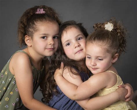 Retrato Hermoso De La Familia De Tres Pequeñas Hermanas Foto De Archivo