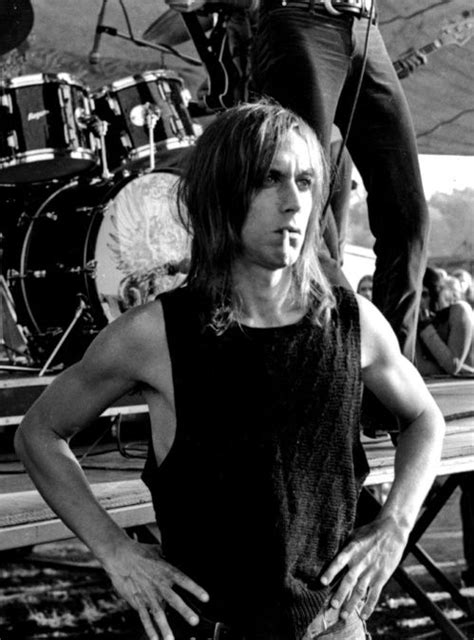 Moving back to ann arbor, he founded a band with bass player dave alexander and the brothers ron (guitar) and scott (drums) asheton, where he became the stage names: Iggy Pop style in 25 images | Iggy pop, Iggy, the stooges ...
