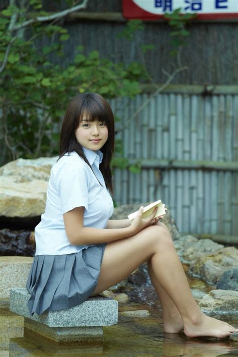 篠崎愛のグレイなハイソックスの女子校生制服画像