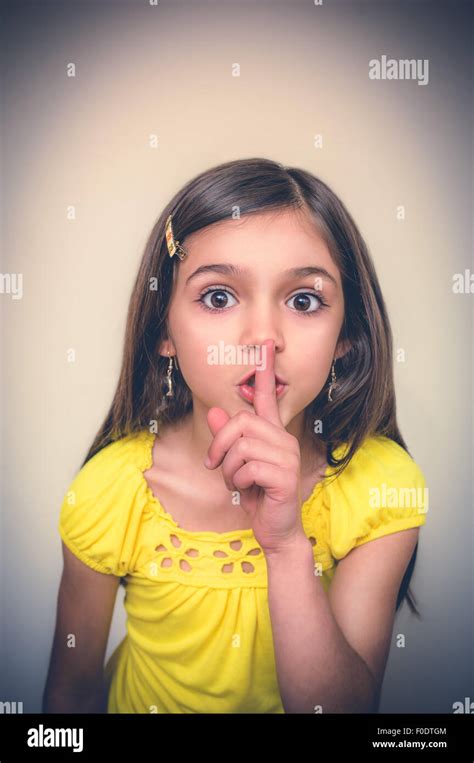 Kleines Mädchen Mit Finger Auf Die Lippen Eine Geste Für Ruhe Stockfotografie Alamy