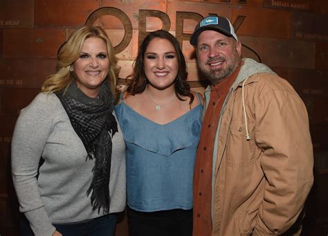 Garth Brooks Youngest Daughter Allie Colleen Scores Top 40 Country Hit