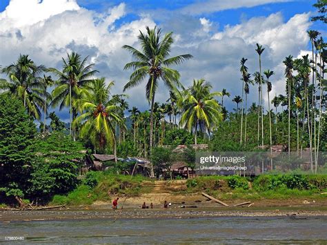 Papua New Guinea Morobe Province Lae Native Village On Watut River
