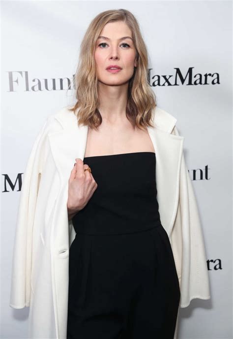 Rosamund Pike At The Max Mara X Flaunt Dinner In Los Angeles Celeb Donut