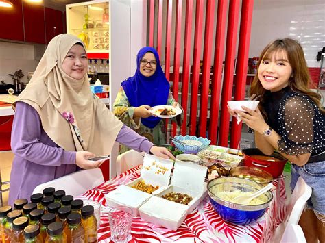 Find potluck 2021 recipes, menu ideas, and cooking tips for all levels from bon appétit, where food and culture meet. MAKAN-MAKAN POTLUCK SELEPAS RAYA BERSAMA GENG MEDIA - Aku ...