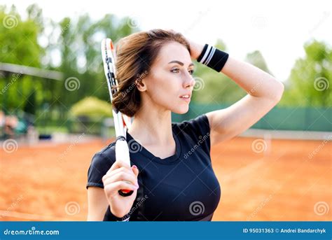 Красивая маленькая девочка на открытом теннисном корте Стоковое Изображение изображение