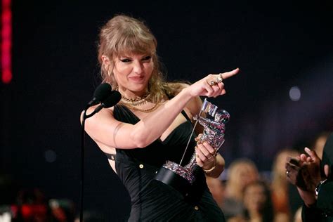 taylor swift accepting the best direction award at the 2023 mtv vmas taylor swift s best