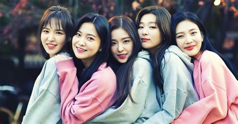 Mix in sour cream, milk, food color and vanilla. Red Velvet - Koreaboo