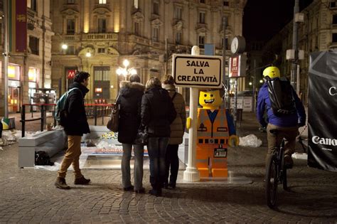 Milano La Fermata Del Metrò Con 190000 Mattoncini Lego 1 Di 10