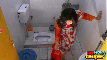 Bhabhi Sonia Strips And Shows Her Assets While Bathing Xvideos