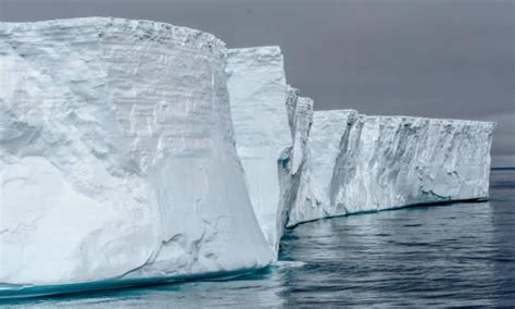 iceberg de  fois la taille de paris se detache en antarctique