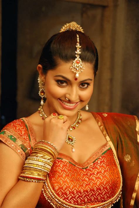 Sexy South Indian Mallu Aunty Actress Sneha Hot Saree Pallu Drop Big
