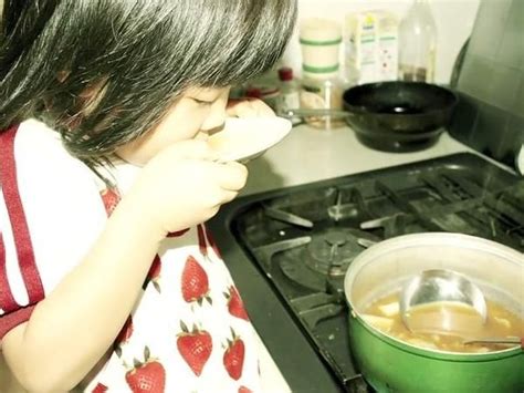 Ada Kisah Haru Di Balik Gadis Kecil 4 Tahun Yang Jago Masak Dan Cuci Piring