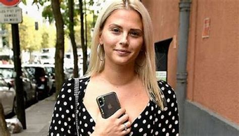 Show more posts from evaducci. Kelly Vedovelli, victime de grossophobie sur les réseaux sociaux