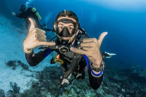 Get An Awesome Job Learn To Scuba Dive Diving Scuba Diving