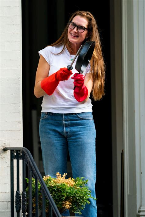 Brooke Shields Cheering Frontline Workers In Ny 05282020 • Celebmafia