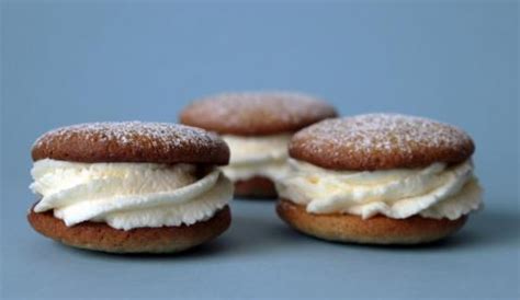 Hembakade semlor eller fettisdagsbullar är mycket godare än köpta. Whoopie Semlor | baka.se