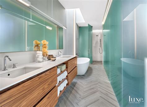 Contemporary White Bathroom With Frosted Glass Wall Luxe Interiors