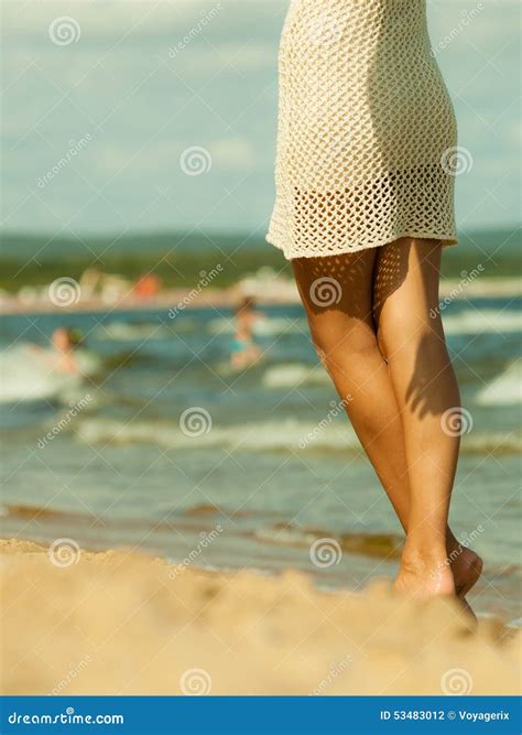 Primer De Piernas Femeninas En La Playa Foto De Archivo Imagen De