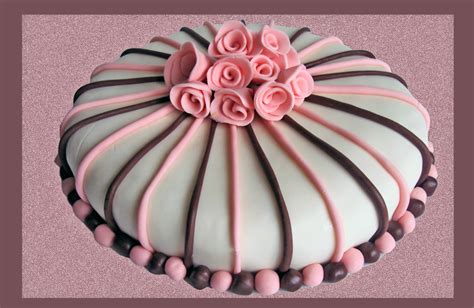 Nastri con pasta di zucchero o stoffa alla base, scritte, formine e ciò che volete. torta di compleanno con rose in pdz - decorazioni semplici