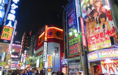 Visiting Shinjuku And The Red Light District Of Kabukichō
