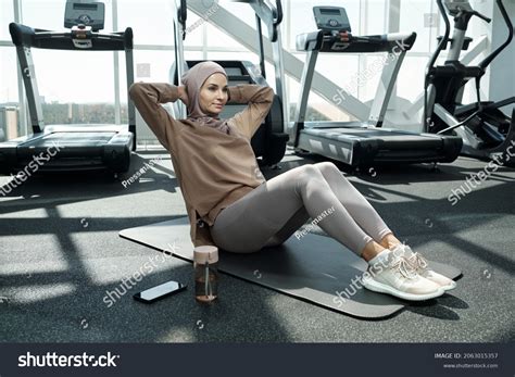Muslim At The Gym 3 215 Images Photos Et Images Vectorielles De Stock Shutterstock