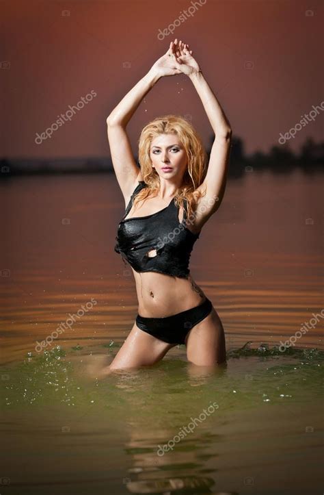 sexy blonde frau im wasser bei sonnenuntergang beautiful badeanzug model the schöne sinnliche
