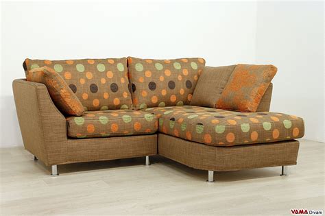 È questa la filosofia dei salotti moderni e un divano angolare piccolo s'inserisce molto bene in un simile contesto. Divano Angolare Piccolo in Tessuto Realizzabile su Misura