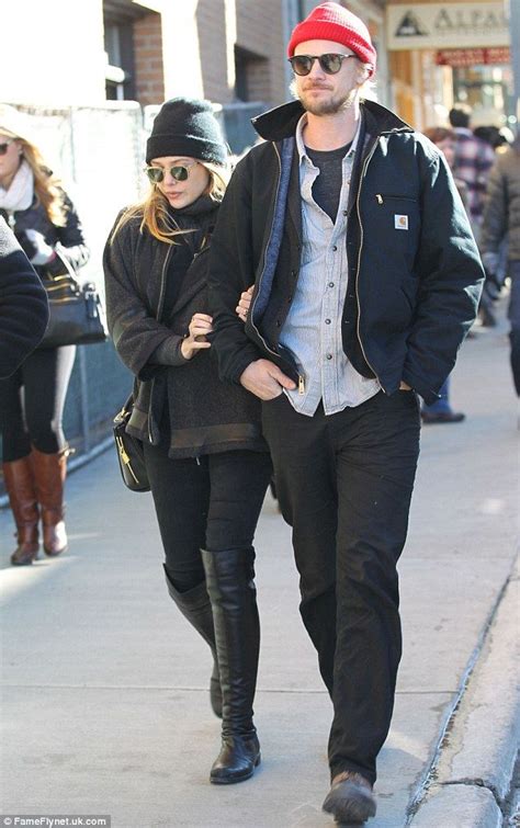 Elizabeth chase olsen (born february 16, 1989) is an american actress. Elizabeth Olsen clings onto boyfriend Boyd Holbrook as ...