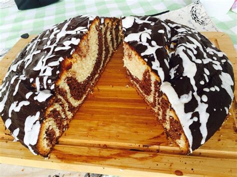 Wenn wenig zeit zum backen bleibt, wählst du am besten einen unkomplizierten kuchen mit wenigen zutaten aus. Der schnellste Kuchen der Welt | Rezept | Schneller kuchen ...