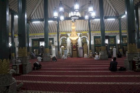 Tarawih Pertama Masjid Agung Palembang Tiadakan Jarak Saf Berjemaah