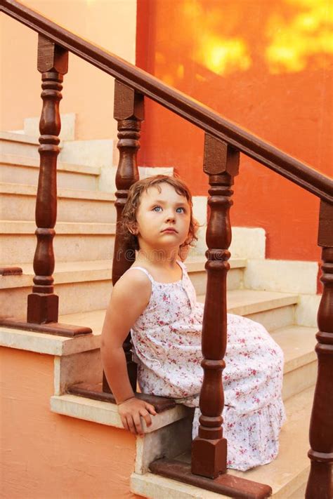 Mädchen Das Auf Den Treppen Sitzt Stockfoto Bild von architektur