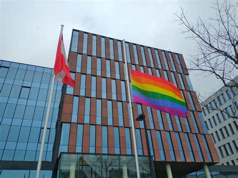 Ook aan ons gemeentehuis wappert de regenboogvlag n.a.v. Stad Leuven veroordeelt homofoob geweld - Lies Corneillie ...